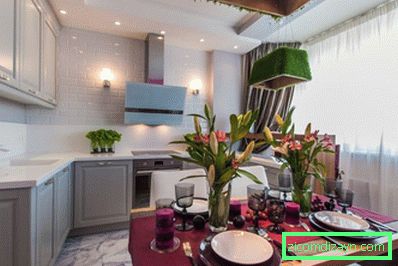 Interiér béžovej kuchyne so zelenými a ružovými akcentmi