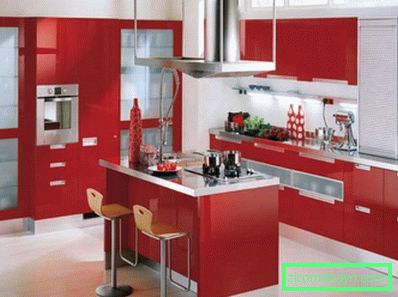 Moderné-červeno-kuchyne-skrine